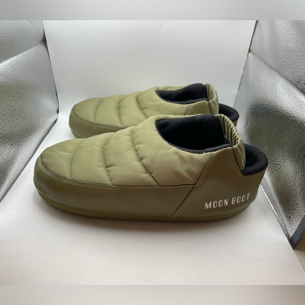 Moon Boots men’s green slippers size 10-10.5 RARE
